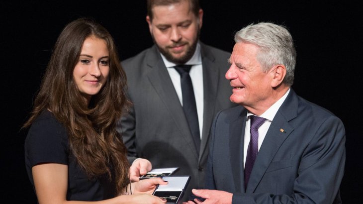 Gemeinsam mit ihren Teamkolleginnen wurde Däbritz im November 2016 von Bundespräsident Joachim Gauck mit dem Silbernen Lorbeerblatt ausgezeichnet.