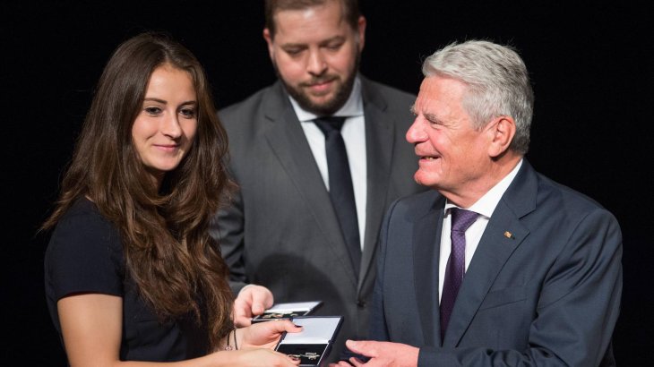 mb-170201-daebritz-gauck Gemeinsam mit ihren Teamkolleginnen wurde Däbritz im November 2016 von Bundespräsident Joachim Gauck mit dem Silbernen Lorbeerblatt ausgezeichnet.