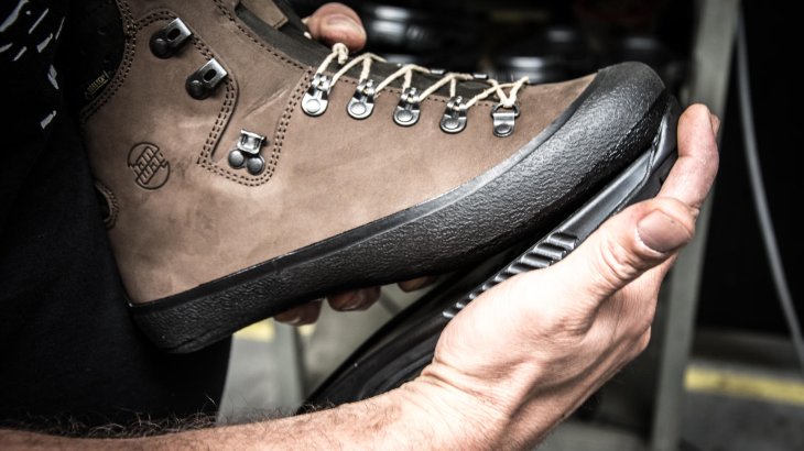 mb-170126-Production_Hanwag_Vierkirchen (3)-1 Pure handcraft. The shoe on the picture has already been armed with a rubble-protection. Now the outer sole will be sticked on.