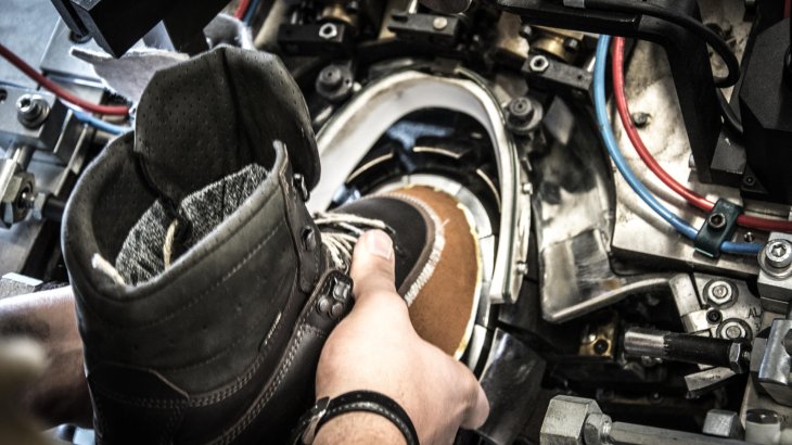 mb-170126-Production_Hanwag_Vierkirchen (14) Although the machines in Hanwags factory are very modern, every single one of them is operated manually.