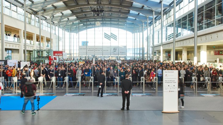mb-170205-ISPO_Munich_2017_jf_0015 In der Eingangshalle warteten schon viele Besucher auf den Messestart.