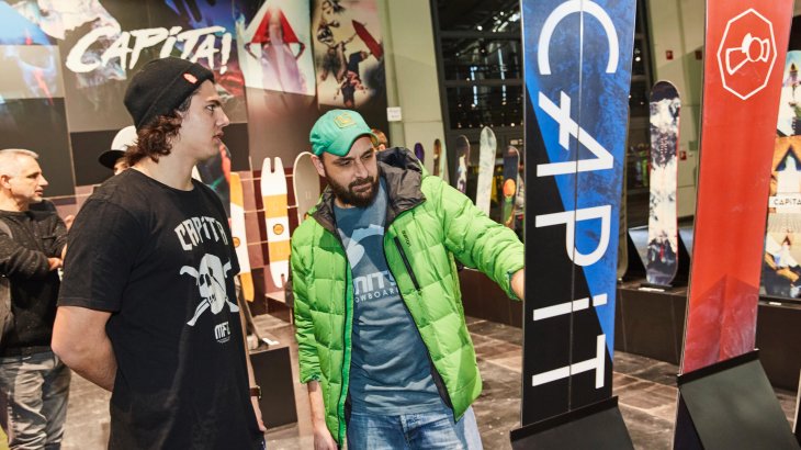 mb-170205-ISPO_Munich_2017_jf_0075 Besucher der ISPO MUNICH nehmen die Bretter von CAPiTA genauer unter die Lupe