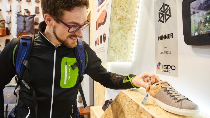 mb-170205-ISPO_Munich_2017_jf_0050 Ein Besucher begutachtet den ISPO AWARD Preisträger von BERG OUTDOOR