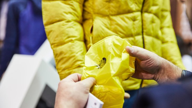 mb-170205-ISPO_Munich_2017_jf_0041 Textildetails einer Daunenjacke am Stand von The North Face