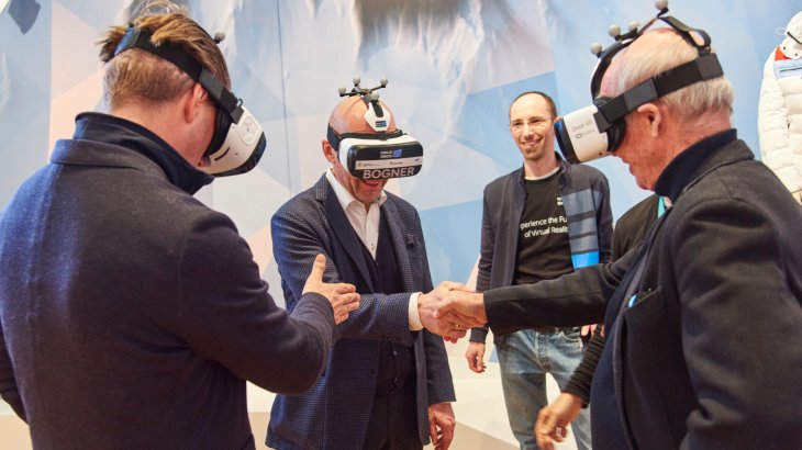 mb-170205-ISPO_Munich_2017_jf_0491 Achtung, steil! Willy Bogner (r.) hilft Klaus Dittrich (Vorsitzender der Geschäftsleitung der Messe München GmbH) über den flachen Boden, der in der virtuellen Welt Abgründe bereit hält.