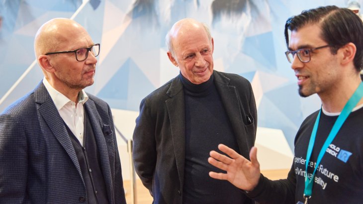 mb-170205-ISPO_Munich_2017_jf_0487 Klaus Dittrich (l., Vorsitzender der Geschäftsführung der Messe München GmbH) mit Unternehmer Willy Bogner (Mitte).