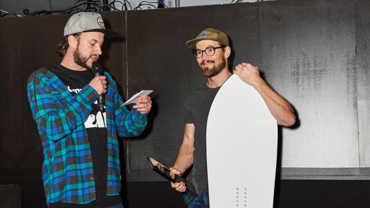 mb-170205-ispo-munich-2017-jf-0538 Nicholas Wolken (right) accepts the trophy for the best product in the Action segment: The Tugboat.