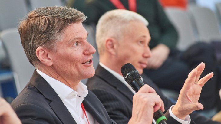 mb-170207-ISPO_Munich_2017_jf_1669 Nach 90 Sekunden stellt die Jury (hier: Willem Bulthuis) Fragen.