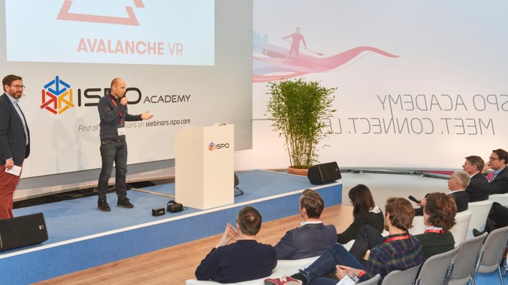 mb-170207-ISPO_Munich_2017_jf_1681-1 Bruno Mandolesi zeigt die Möglichkeiten von Avalanche VR auf.