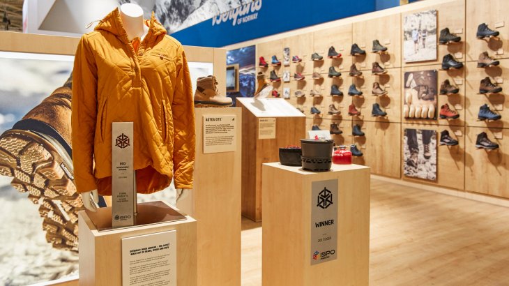 mb-170207-ISPO_Munich_2017_jf_1531 Der Deterra-Kapuzenanorak von Tierra Products ist der erste aus 100% Naturmaterialien hergestellte Steppanorak. Dabei werden ausschließlich nachwachsende Rohstoffe verwendet. Nicht umsonst erhielt die Jacke 2017 den ISPO Award im Bereich Eco Achievement Apparel.