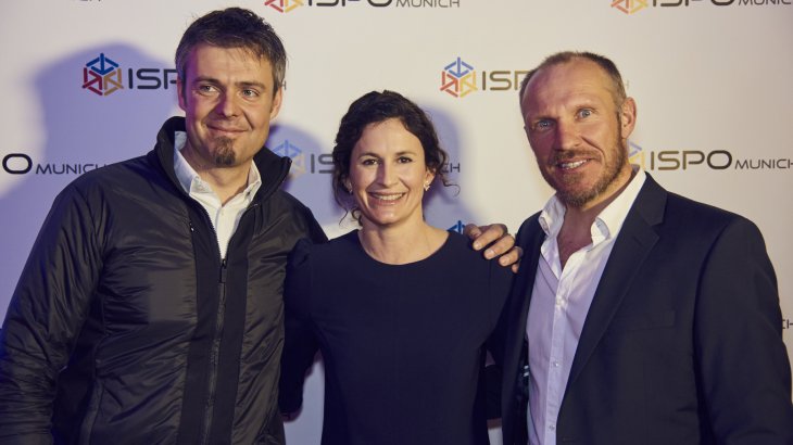 mb-170207-ISPO_Munich_2017_jf_2926 Ski legends among themselves: Hermann Maier (r.) with Claudia and Antoine Dénériaz, downhill Olympian winner of Turin 2006.