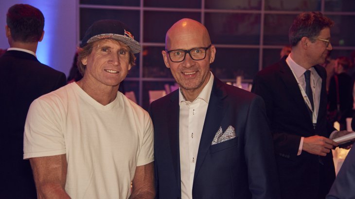 mb-170207-Naish Dittrich Trade fair boss Klaus Dittrich with surf legend Robby Naish (l.).