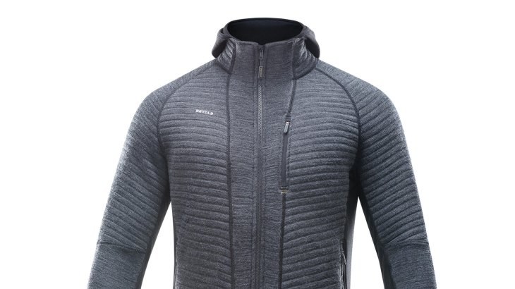mb-170202-IA17_249-DevoldofNorway Wie Wolle bietet die Tinden Spacer jacket von Devold of Norwa die Fähigkeit, die Körpertemperatur zu regulieren und wärmt zusätzlich auch im nassem Zustand.