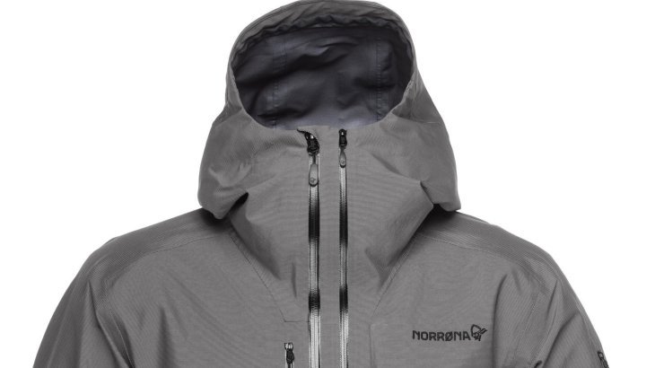 mb-170202-IA17_666-Norrona Die Lofoten ACE Gore-Tex Pro Jacket von Norrøna ist GOLD WINNER. Die Jacke aus neuentwickeltem GORE-TEX-Gewebe verfügt über eine Sturmhaube mit Platz für den einhändig einstellbaren Helm.
