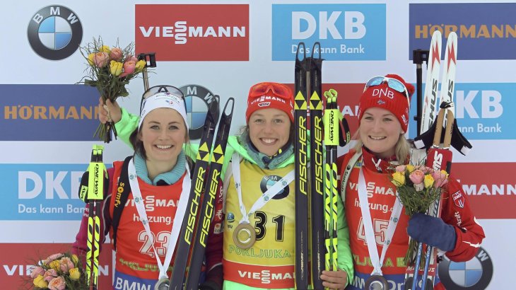 mb-161223-imago26513783h Often in the spotlight: Laura Dahlmeier with Justine Breiszas (left) and Marte Olsbu after her World Cup win in Slovenia – she’s wearing the yellow jersey of the Overall World Cup leaders.