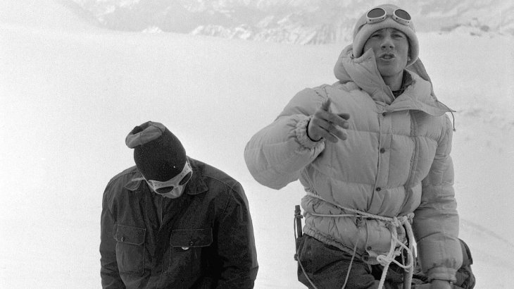 mb-170504-walter-bonatti Schon mit 19 war der Italiener Walter Bonatti (1930-2011) in den schwierigsten Wänden der Alpen unterwegs. Zudem gehörte er 1954 zur Expedition, der die Erstbesteigung des K2 gelang. Der Südwest-Pfeiler des Petit Dru wurde nach Bonattis sechstägigem Alleingang 1955 „Bonattipfeiler“ genannt. 1961 war er Teil der Mont-Blanc-Expedition, der bei der Freney-Tragödie am Mont Blanc vier Alpinisten zu Opfer fielen. Im selben Jahr beendete Bonatti seine Laufbahn als Extrem-Alpinist.