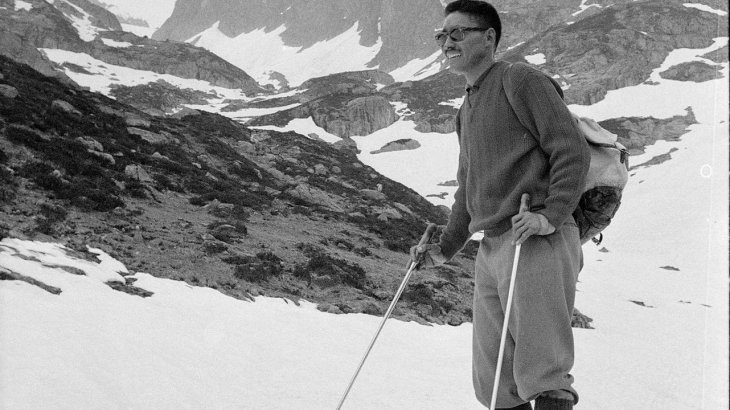 mb-170504-tenzing-norgay Der Trauerzug auf Tenzing Norgays Beerdigung 1986 war über einen Kilometer lang. Kein Wunder: In Tibet war Norgay ein Volksheld. Gemeinsam mit dem Neuseeländer Edmund Hillary war der Sherpa 1953 der erste Mensch auf dem Gipfel des Mount Everest. Reich wurde der 1914 geborene Norgay dadurch aber nie. Noch nach seiner Pensionierung arbeitete er als Reiseleiter für US-Agenturen.