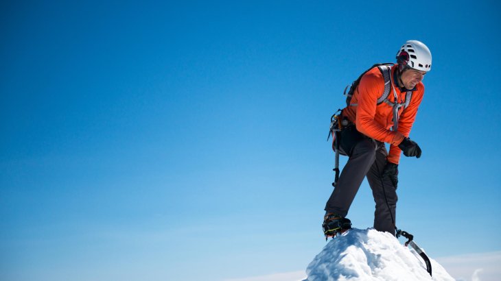 mb-170504-DaniArnold 2 Dani Arnold: Der 1984 geborene Schweizer ist vor allem mit seinen Speedclimbing-Projekten berühmt geworden. Mit Landsmann Ueli Steck lieferte er sich ein jahrelanges Duell um den Rekord an der Eiger-Nordwand. 2010 gelang ihm gemeinsam mit zwei Begleitern die erste Winterbesteigung des Torre Egger in Patagonien. Die enorm anspruchsvolle Mixedkletterroute The Hurting in Schottland meisterte Arnold als erster Nicht-Schotte überhaupt.