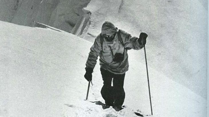 mb-170504-Skilanglauf Herman Buhl (1924-1957) was the first who conquered the Nanga Parbat and belonged to the first ascendants of the Broad Peak. In 1957 Buhl fell at the Chogolisa (7654m) and is officially missing ever since. He revolutionised alpinism by ascending with only light baggage. Buhl was the first who mastered the final part of an eight-thousanders on his own and without extra oxygen.