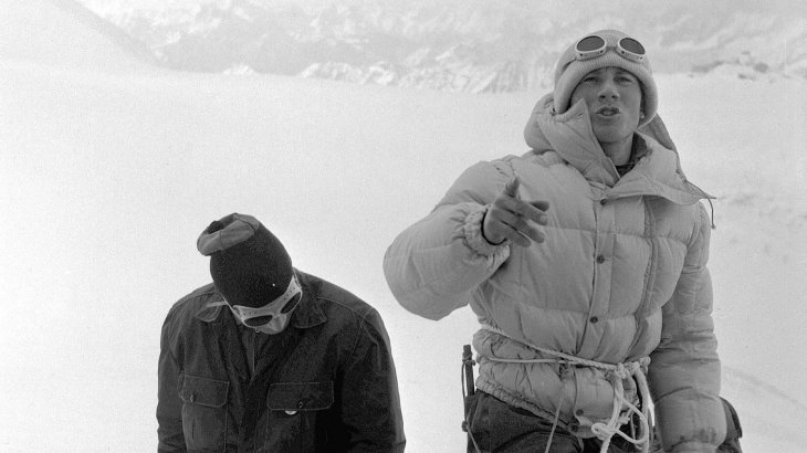 mb-170504-walter-bonatti The Italian Walter Bonatti (1930-2011) was only 19 years old when he ascended the most difficult walls in the alps. In addition, he was part of an expedition in 1954, which mastered the first ascend of the K2. The Petit Dru's south-west pillar was named "Bonattipillar" after Bonatti's 6 days-long solo run in 1955. In 1961 he was part of the Mont-Blanc-Expedition, from which 4 alpinists did not return, known as the Freney-Tragedy. Bonatti ended his career as a extreme alpinists in the same year.