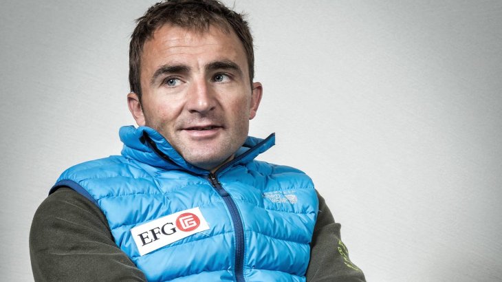 mb-170504-ueli-steck „Swiss Machine“ wurde Ueli Steck (1976-2017) genannt, kein Wunder: Der Speed-Climber knackte reihenweise Rekorde auf hochalpinen Routen. Vom 11. Juni bis 11. August 2015 bestieg Steck alle 82 Viertausender der Alpen. 2014 erhielt der Schweizer den Piolet d’Or, nachdem er im Jahr zuvor die Annapurna-Südwand nach eigenen Angaben in 28 Stunden Solo durchstieg. 2017 kam Steck bei einer Trainingsbesteigung am Nuptse ums Leben