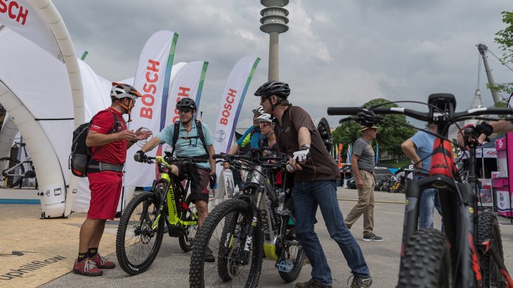 mb-170523-Ebikedays_2017_03 Bei Motorenmarktführer Bosch erklärt Schlie den Besuchern die E-MTBs und die Teststrecken.