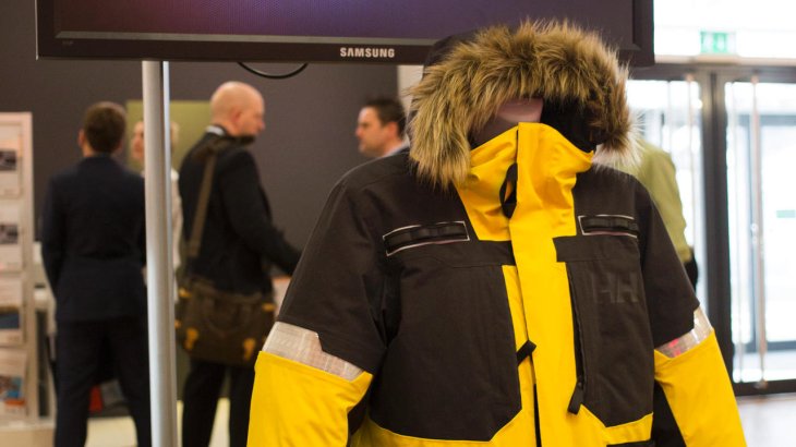 mb-170523-LOP17_kw_TK_6748 Auch Helly Hansen implementiert Printable Technology: In diese Multifunktionsjacke sind elektrolumineszente Leuchtelemente eingearbeitet.