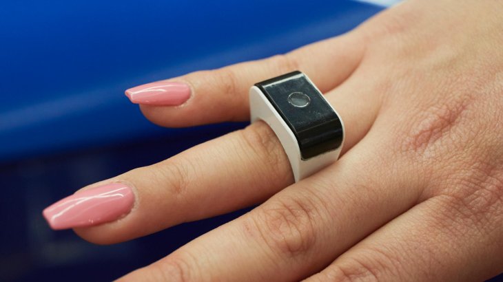 mb-170523-LOP17_kw_WB_5199-1 Dieser Smart Ring des niederländischen Holst Centre zeigt seinem Benutzer an, ob er am Tag ausreichend Sonnenlicht ausgesetzt war. Eine Motivation mehr für Coch-Potatoes und das baldige Ende von Vitamin-D-Mangel?