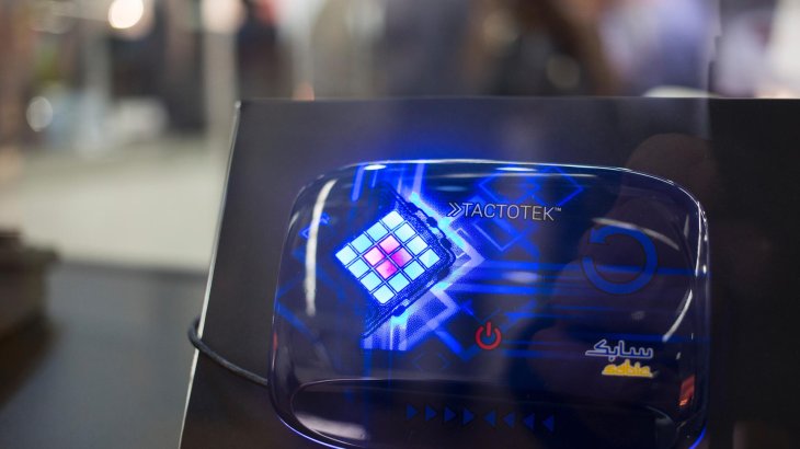 mb-170523-LOP17_kw_TK_6770-1 TactoTek stellte auf der LOPEC 2017 Elemente vor, die in Materialien hineingeschmolzen werden können. Die Anwendung reicht von LED-Elementen bis zu Antennen und Sensoren. Ein Anwendungsbereich für Sportartikelhersteller?