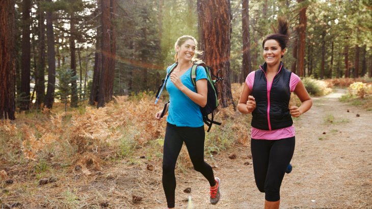 mb-fs-freunde Die Freude am Laufen in der Natur kann eigentlich jeder genießen. Manche Expertin behauptet sogar, Frauen hätten dank ihres Körperbaus einen gewissen Vorteil beim Trailrunning.