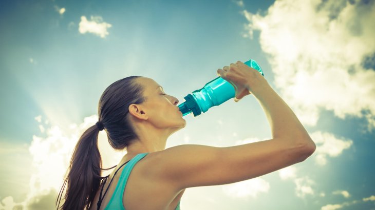 mb-fs-trail-flasche Viele Läufer bevorzugen jedoch Trinkflaschen, weil man besser abschätzen kann, wann der Wasservorrat zur Neige geht. Energieriegel und Notfallhandy im Rucksack können ebenfalls nicht schaden.
