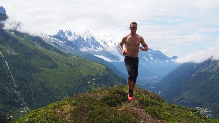 mb-gebirge-trailrunning Viele Gebirgslandschaften bieten zugleich die schönsten Trailrunning-Strecken. Aufs Shirt sollte man dennoch lieber nicht verzichten.