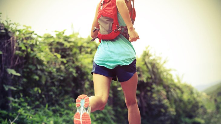 mb-en-1-andrealoewtrailrucksack Functional clothing made of polyester, polyamide, Merinowolle is particularly suitable for trail running. A light wind jacket should always be carried along.