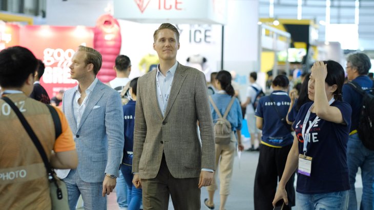 mb-170707-2_6-1 Egal wie die Botschaft rübergebracht wird, Thomas Löffler, Chief Financial Officer der Messe München Shanghai, scheint bei seinem Messerundgang äußerst zufrieden