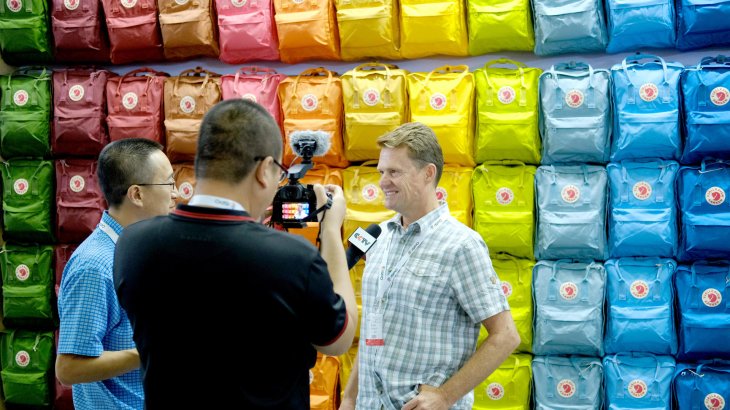 mb-170707-2_8-1 Bei Fjällraven wird vor der klassischen Regenbogen-Rucksack-Wand noch auf die Videobotschaft gesetzt