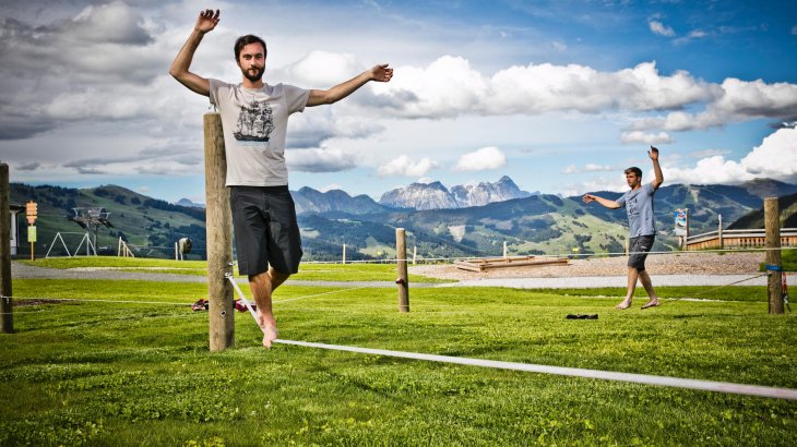 mb-170707--Outdoor Aktiv-2 Ganzkörper- und Gleichgewichtstraining für jedermann bietet der Slackline-Parcour