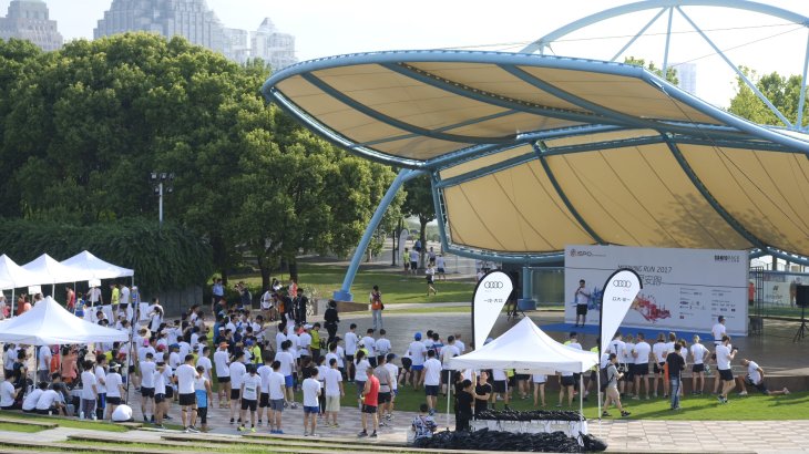 mb-170708-3_5 The quite before the storm. 450 Runners gathered in the Century Park at seven o’clock for the Morning Run of ISPO SHANGHAI