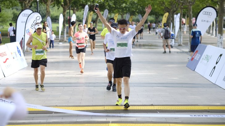 Mission accomplished! Crossing the finish line after a rough 30 minutes and running in 30 degrees celsius