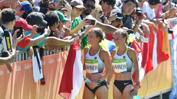 Bei den Fans vor Ort ernteten die Hahner-Twins dafür Sympathien, der Deutsche Leichtathletik-Verband hingegen empfand den Wohlfühl-Zieleinlauf als „respektlos“.