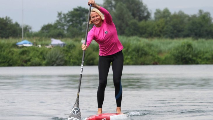 mb-170720-Sonni Sehr erfolgreich auf Sponsoren-Suche war auch die deutsche Stand-Up-Paddlerin Sonni Hönscheid. Das Logo von Mercedes-Benz auf der Brust, auf dem Paddle ebenso nochmal der Stern und die Lifestyle-Marke Chiemsee. Außerdem im Partner-Portfolio: Waterwear-Brand Bluesmiths, Maui-Jim-Sonnenbrillen und der familieneigene Surfdesign-Store Northshore.