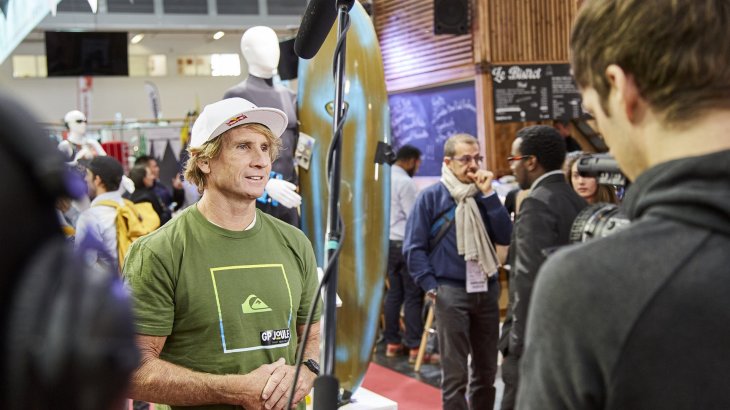mb-170720-mr-surf "Mr. Surf" Robby Naish ist dagegen schon so lange im Geschäft, dass er sogar schon mit seinen eigenen Brands Geld verdient. Naish Boards nennt er stolz als Hauptsponsor. Der US-Amerikaner ist aber auch auf dem freien Werbemarkt gefragt: Naish hat Verträge mit Red Bull, Quiksilver und Porsche.