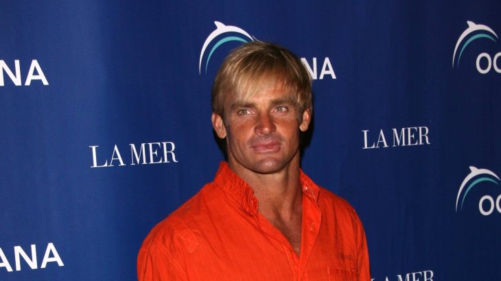 mb-170720-Laird Hamilton Der Riesenwellen-Surfer Laird Hamilton ist in den USA ein großer Name im Surf-Sport - auch ohne jede Menge Trophäen im Schrank. Dafür entwickelte Hamilton das Surfen immer noch einen Schritt weiter. Sich selbst baute er zum Selfmade-Sponsor auf: Er ist das Werbegesicht des von ihm entwickelten Golf Board, einem 'Surfbrett für den Golfplatz'. Außerdem wird unter seinem Vornamen Laird Bekleidung, Superfood und eine Workout-Linie vermarktet.