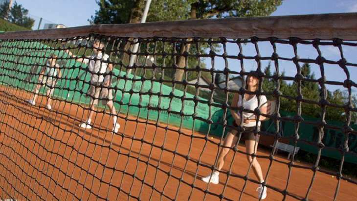 mb-170727-Galeriebild 7_Tennis_Sportscheck Allwetter Freude und Ausgleich am Sport – dank regelmäßigem Training, gesunder Ernährung und dem bewussten Umgang mit Mineralstoffen und Spurenelementen ist die Physis bestens gestärkt.