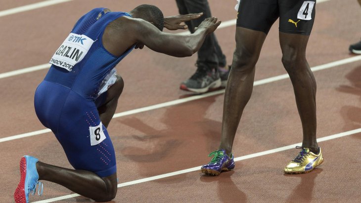 Kniefall vor der Legende: Justin Gatlin (in Nike) gewinnt über 100m bei der WM in London – und feiert den Dritten, Usain Bolt (mit goldenem Puma-Schuh). 