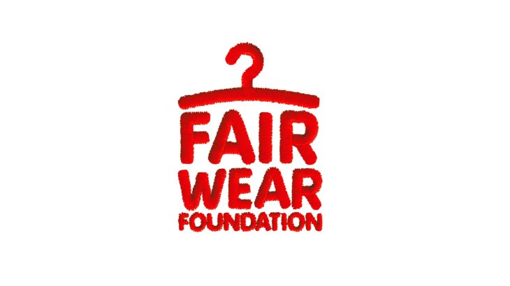 mb-170808-s4 Das Fair-Wear-Siegel ist indirekt auch ökologisch. Denn es verlangt sichere und gesunde Arbeitsbedingungen in der Textil-Industrie. Ansonsten liegen soziale Kritierien an: Eine begrenzte Arbeitszeit oder ein existenzsichernder Lohn sind Bedingung für die Zertifizierung. Ausbeutende Kinderarbeit ist verboten.