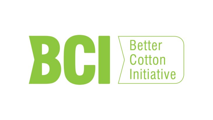 mb-170808-s2 Better Cotton-Farmer müssen sich bei der Verwendung von Pflanzenschutzmitteln an Richtlinien halten. Auch Wassereffizienz, Bodenschutz oder die Arbeitsbedingungen sind reglementiert. Die Verwendung von gentechnisch veränderter Baumwolle ist dagegen erlaubt. Rund elf bis zwölf Prozent der weltweiten Produktion trugen zuletzt das Siegel, das z.B. H&M, Adidas und IKEA unterstützen.