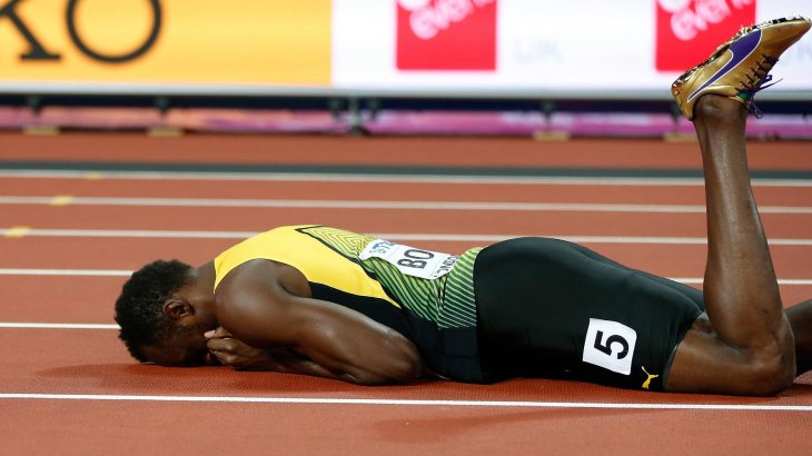 mb-170813-imago29458166h Gold ist beim Abschied nur der Schuh: Usain Bolt, über 4x100 Meter zuvor Dritter, stürzt bei der abschließenden Sprint-Staffel, dem letzten Rennen seiner Karriere.