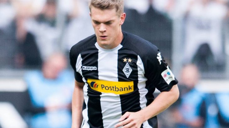 mb-170829-imago29582415h Borussia Mönchengladbach wird weiter von Hauptsponsor Postbank unterstützt. Je nach Erfolg des Klubs erhält Gladbach dafür 6,5 Millionen Euro bis 9 Millionen Euro jährlich. Neben Bremen ist H-Hotels auch bei den Gladbachern Ärmelsponsor für 2 Millionen Euro.