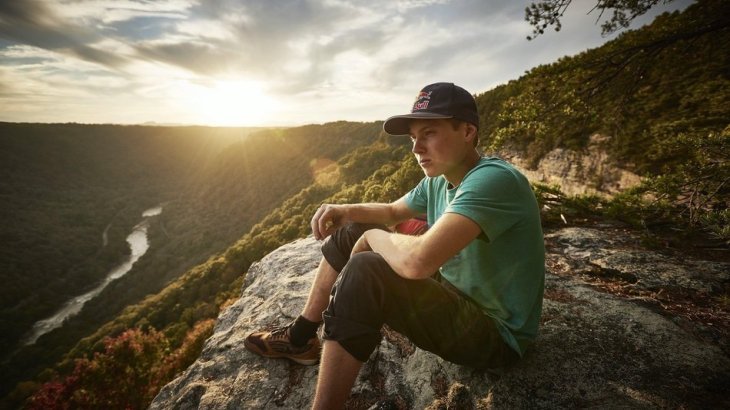 Alexander Megos is known for extremely fast repetitions of difficult rock climbing routes: For example, 2013 "La Rambla" (9a+) at the second attempt.