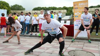 Participants of the ISPO Shanghai Morning run do stretching
